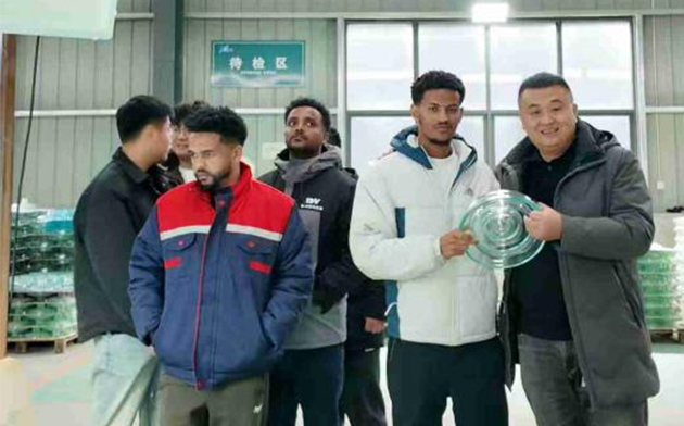 El 12 de diciembre de 2025, clientes extranjeros visitaron la empresa.